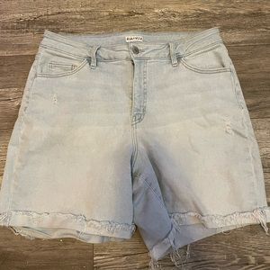 Woman’s shorts with rigid bottom